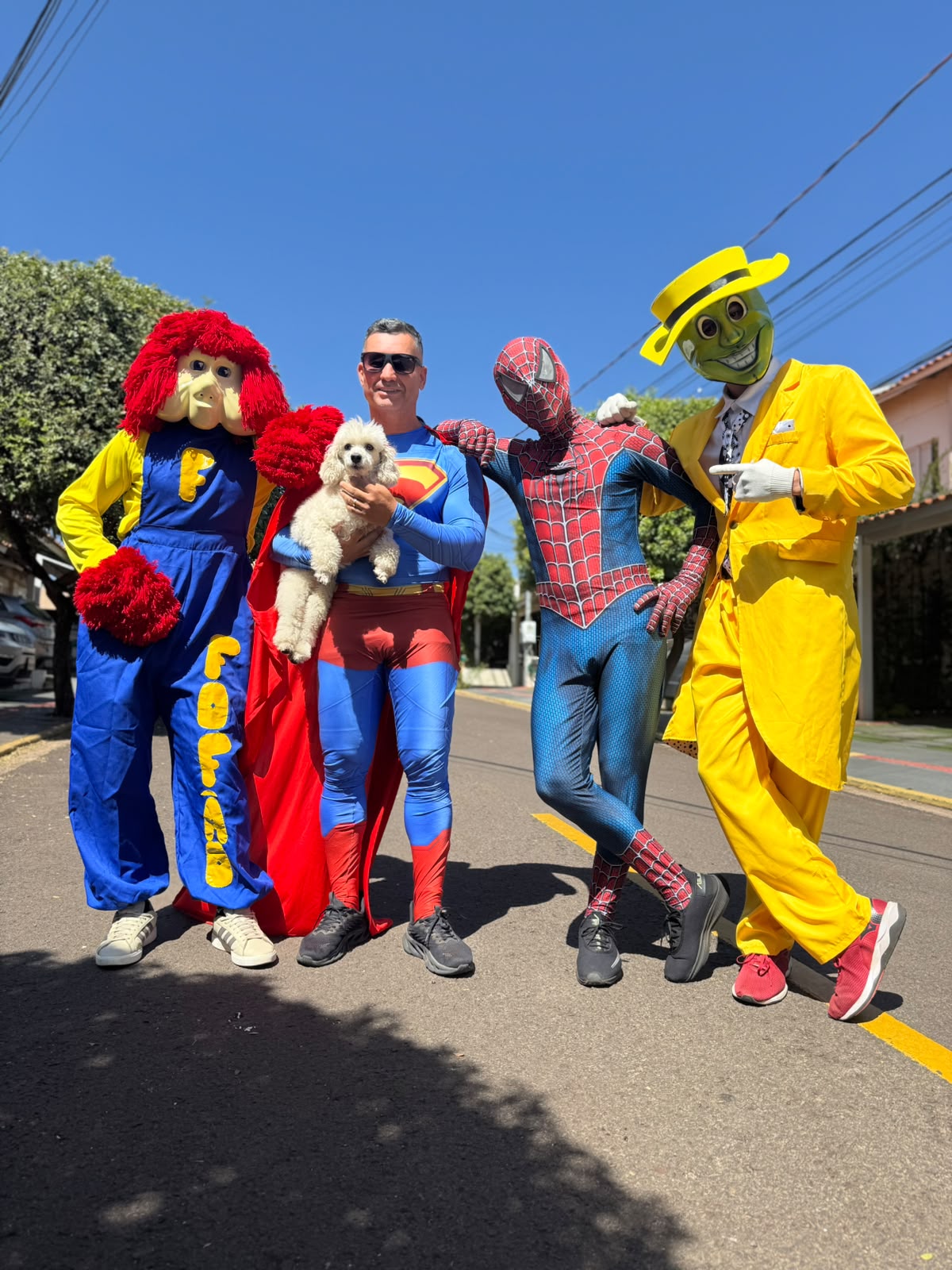 Fofão, Super-Homem, Homem-Aranha e Máscara reunidos animando evento