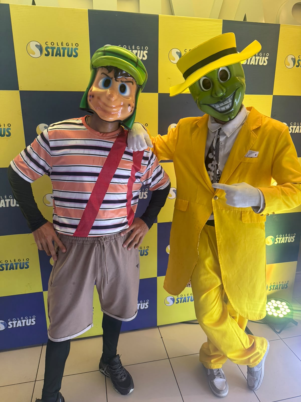 Seu Madruga e Máscara animando evento em colégio