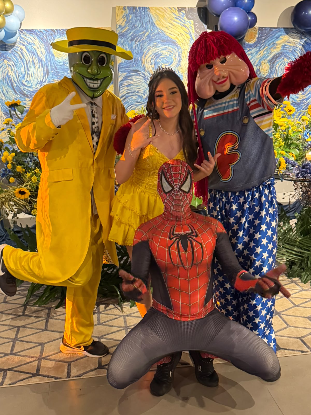 Máscara, boneca e Homem-Aranha em festa de debutante