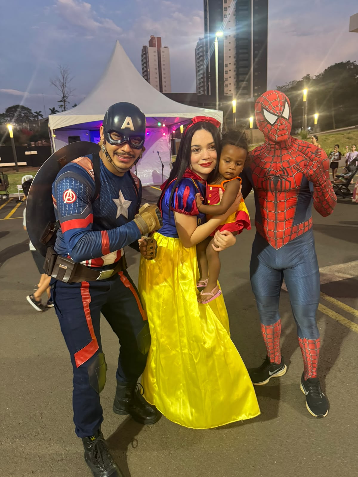Capitão América, Branca de Neve e Homem-Aranha em evento ao ar livre