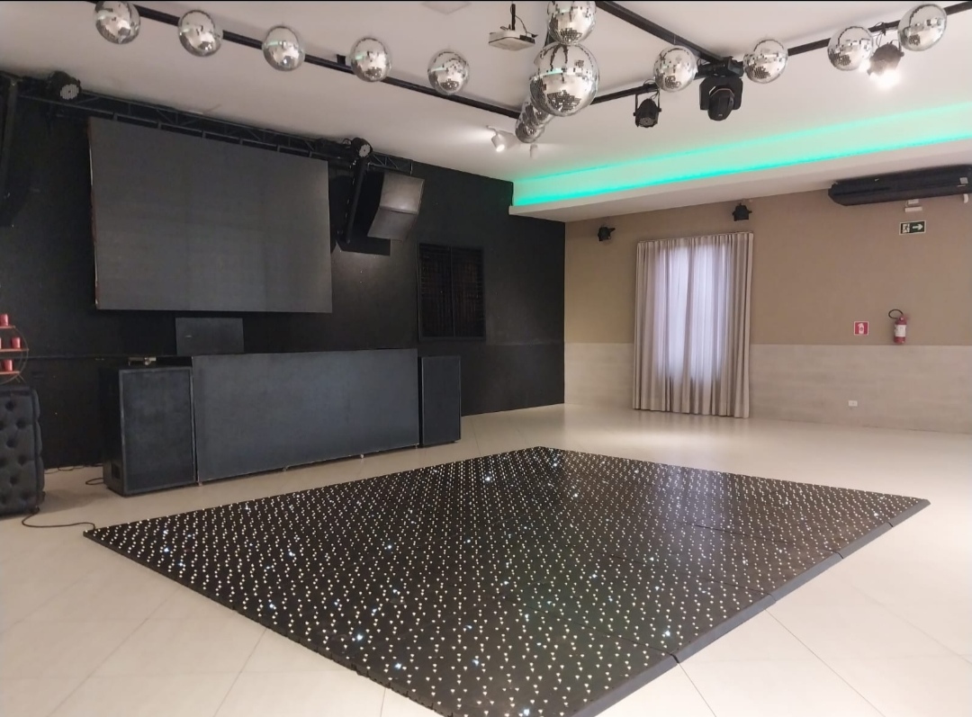 Salão decorado com pista de dança de LED e iluminação profissional