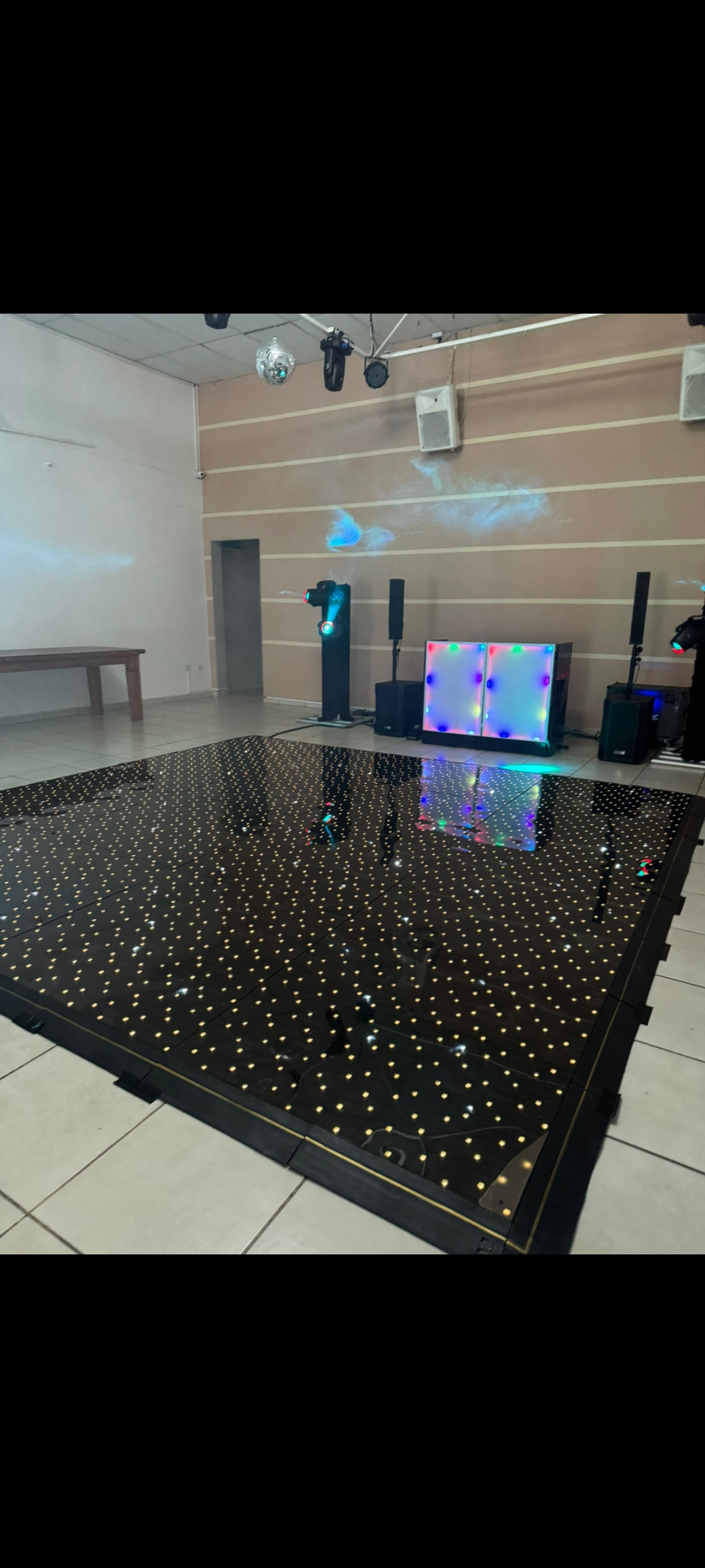 Pista de dança de LED com efeitos de luz e caixas de som