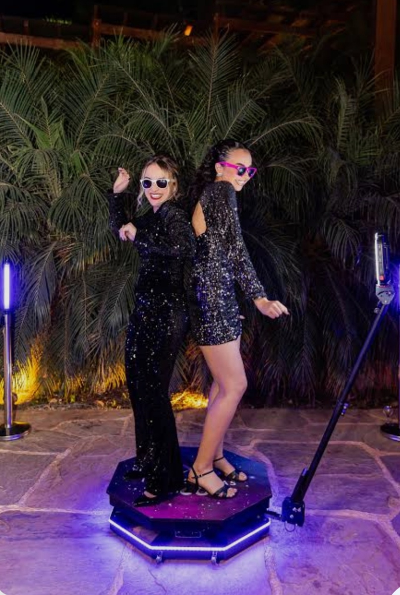 Plataforma giratória 360 em uso durante festa