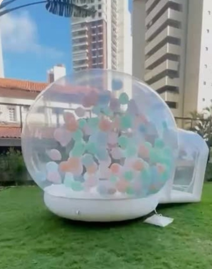 Casa bolha inflável instalada em área externa