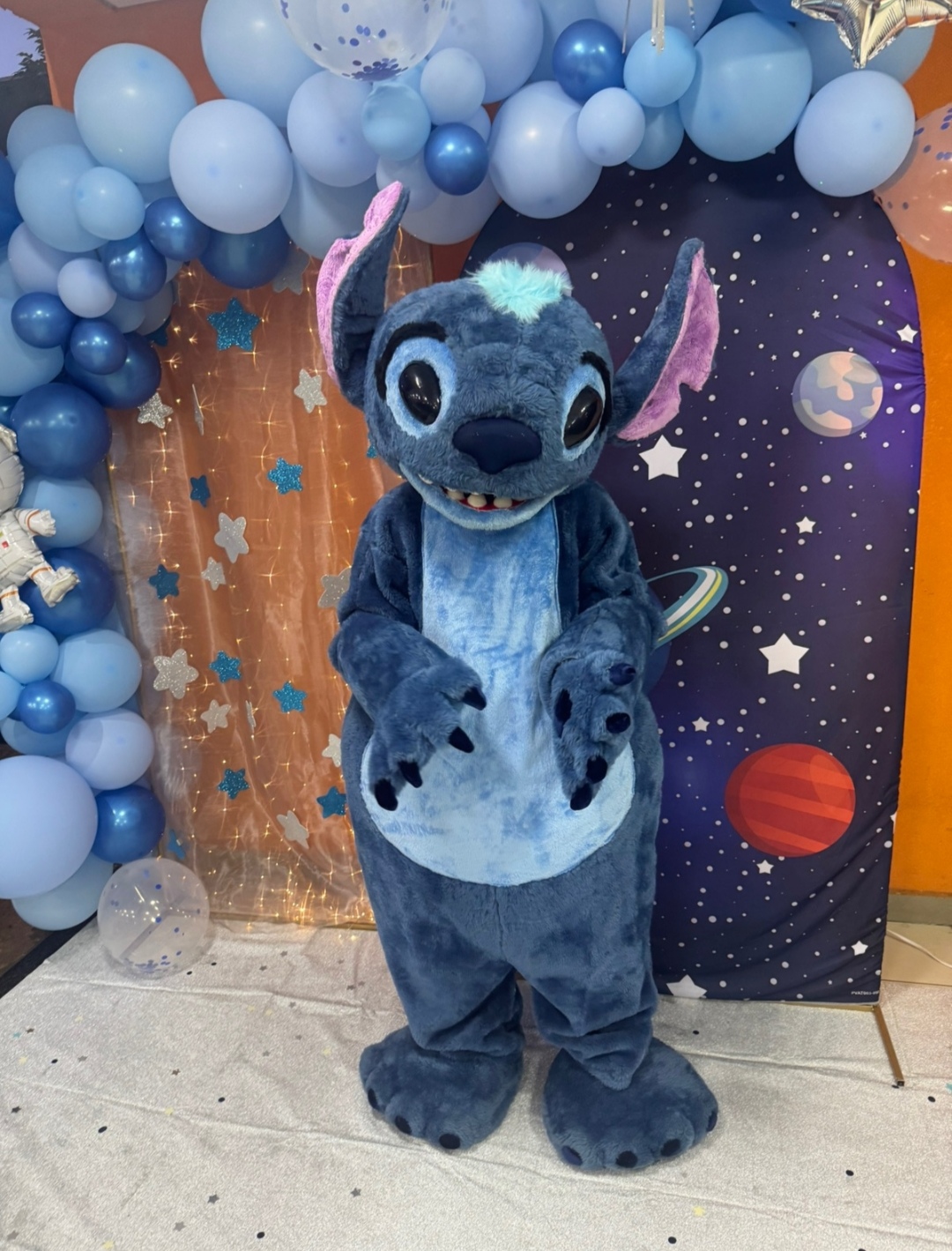 Personagem em pelúcia do Stitch em cenário espacial