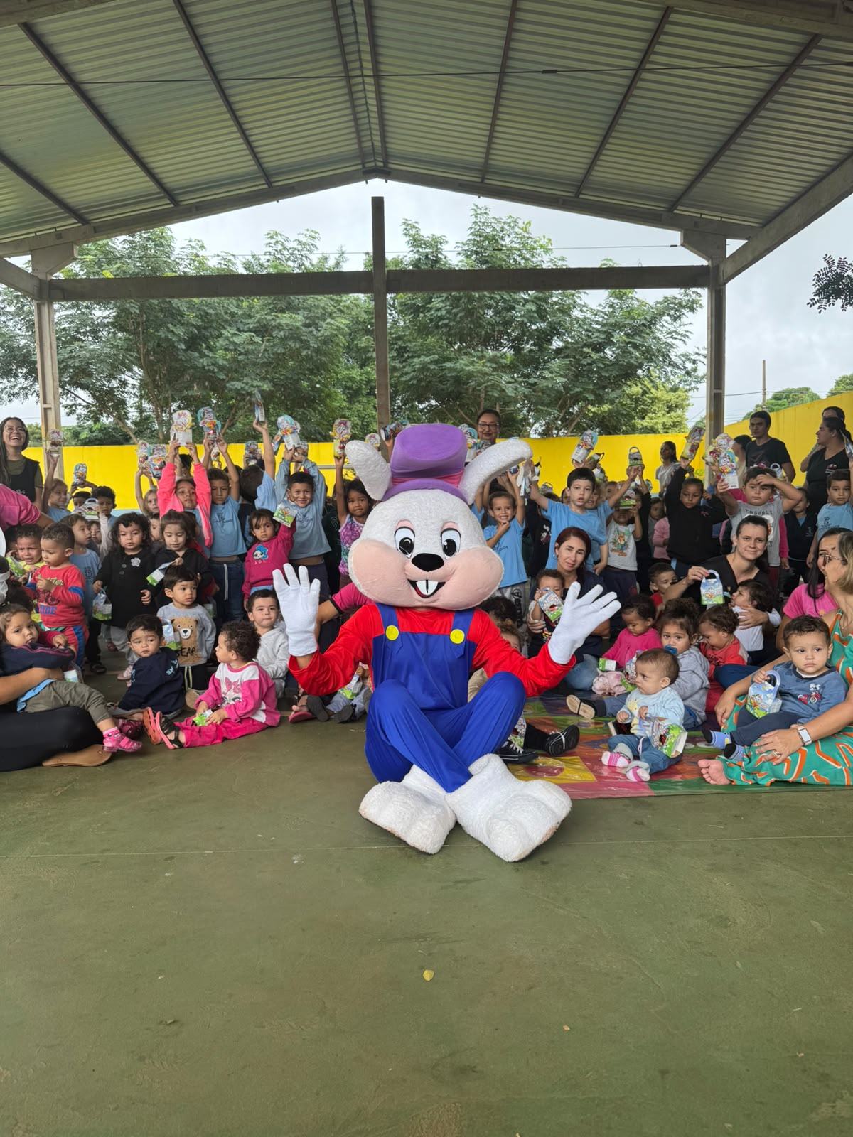 Personagem em pelúcia do Coelho da Páscoa animando evento com crianças