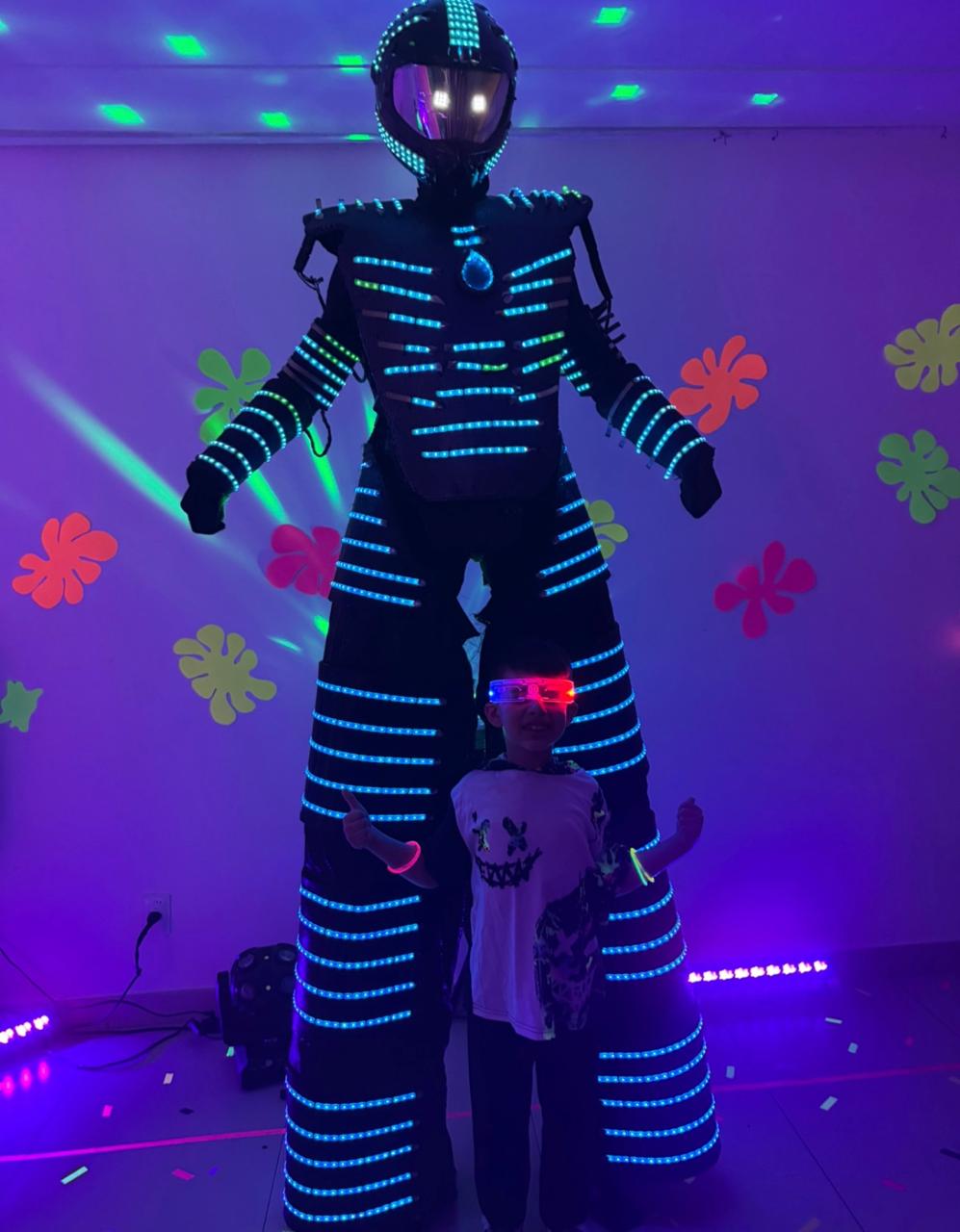 Robô de LED interagindo com criança em festa