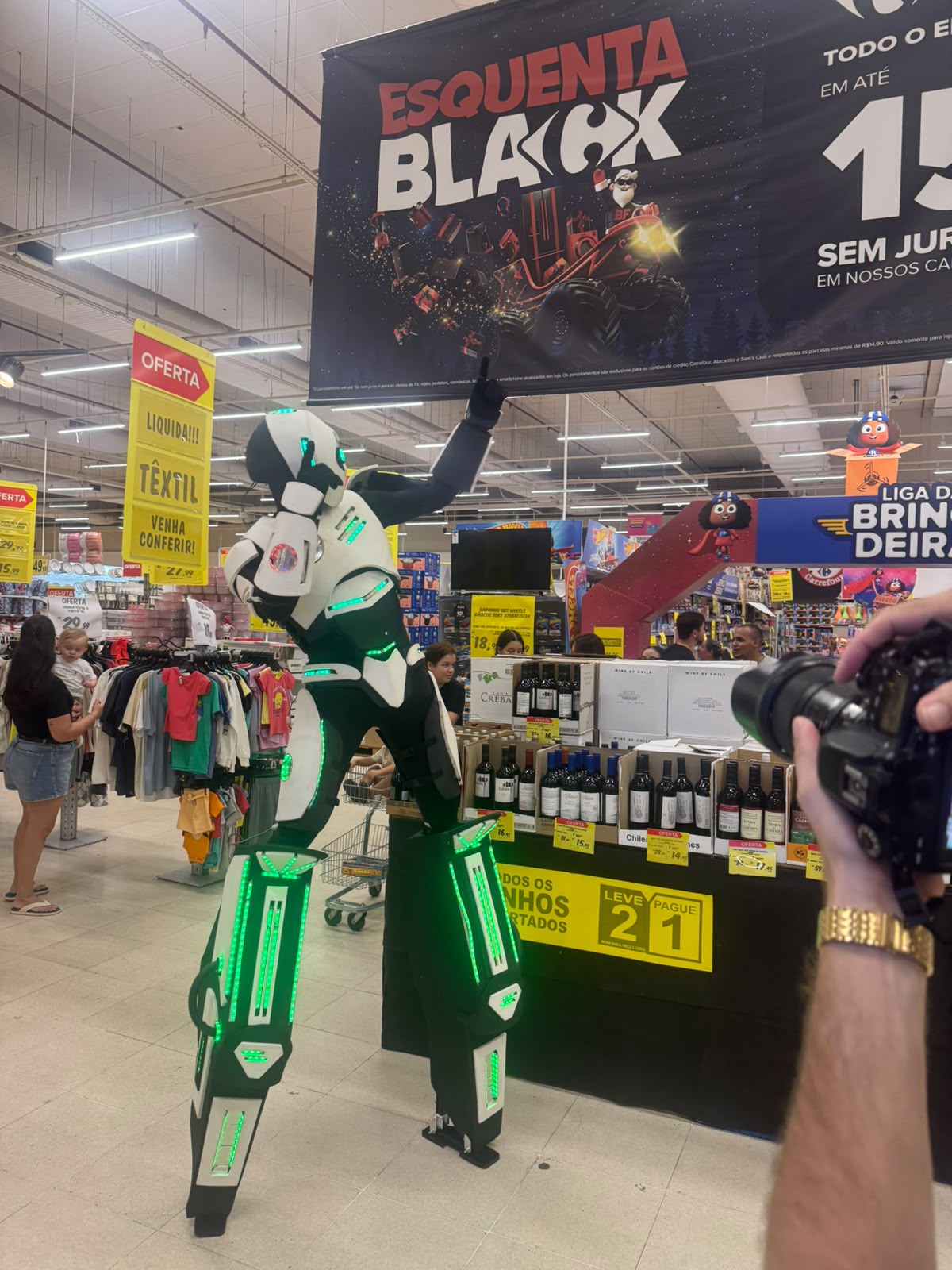 Robô de LED em pernas de pau animando evento em loja