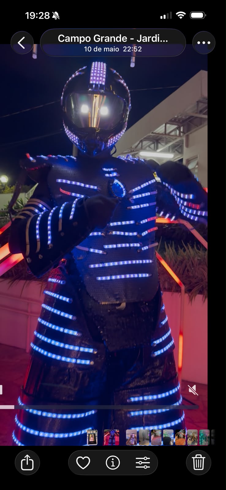Robô de LED azul e roxo com luzes brilhantes