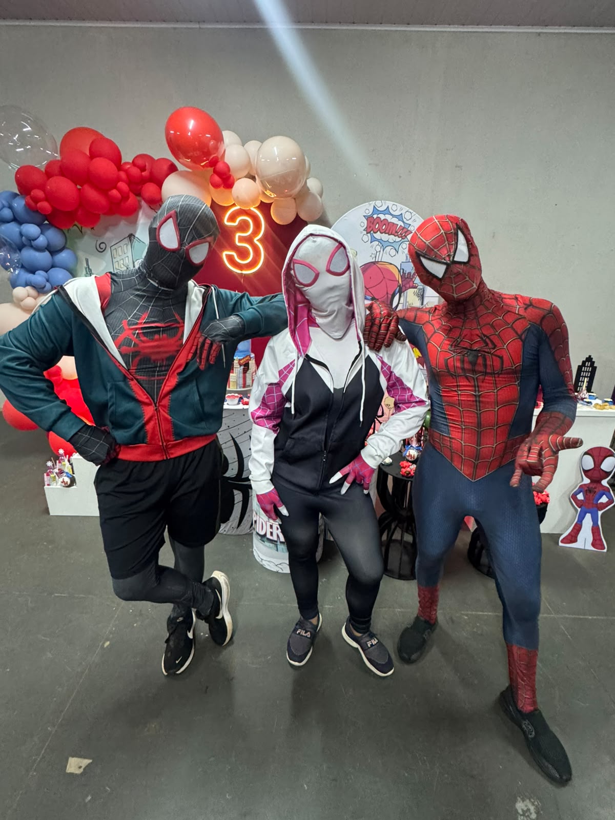 Trio de personagens do Homem-Aranha animando festa infantil