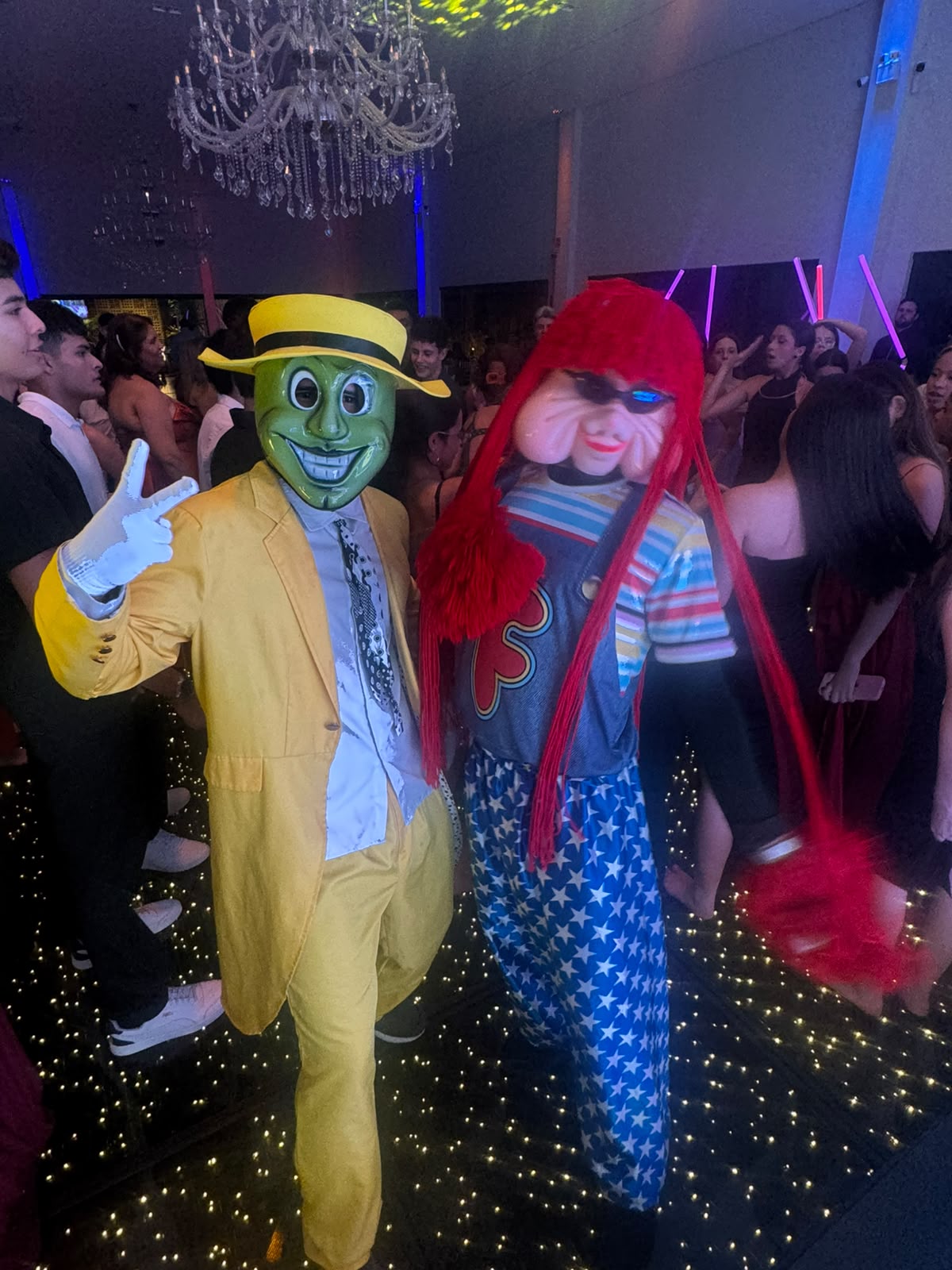 Personagens vivos animando festa com pista de luzes