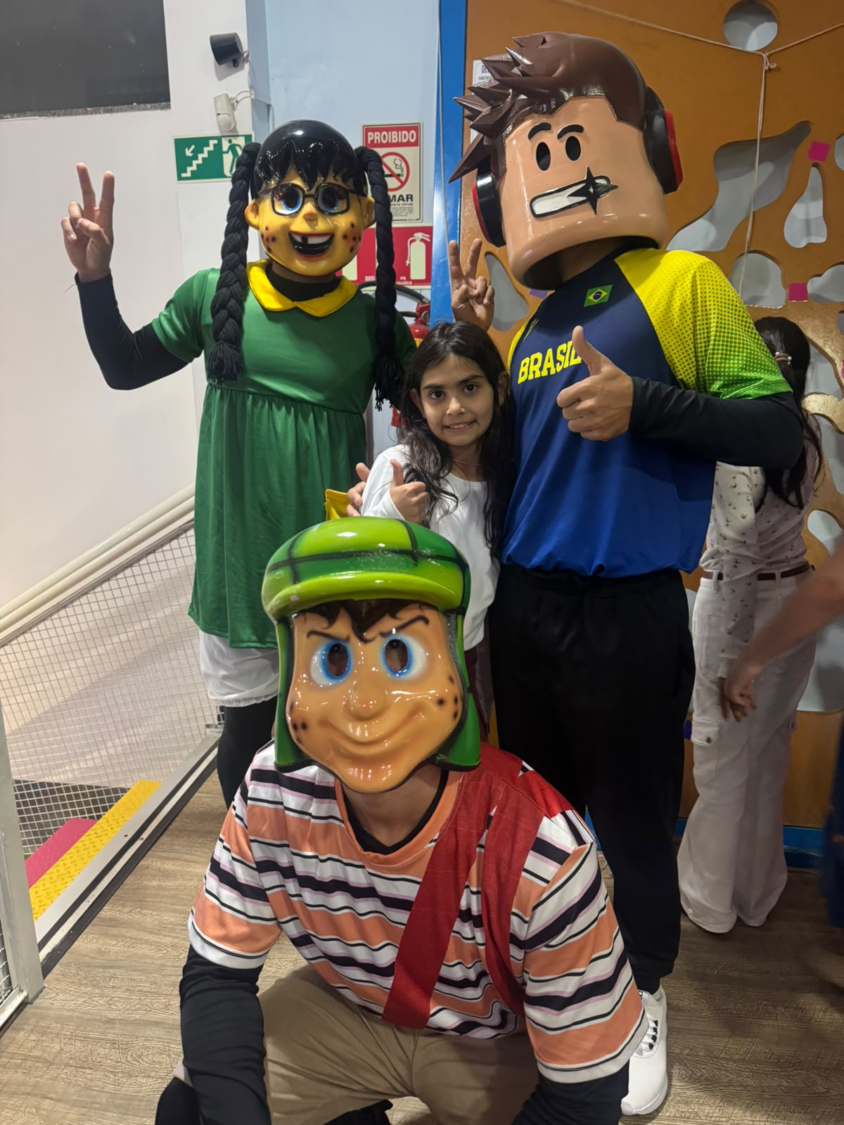 Personagens vivos posando com criança em evento