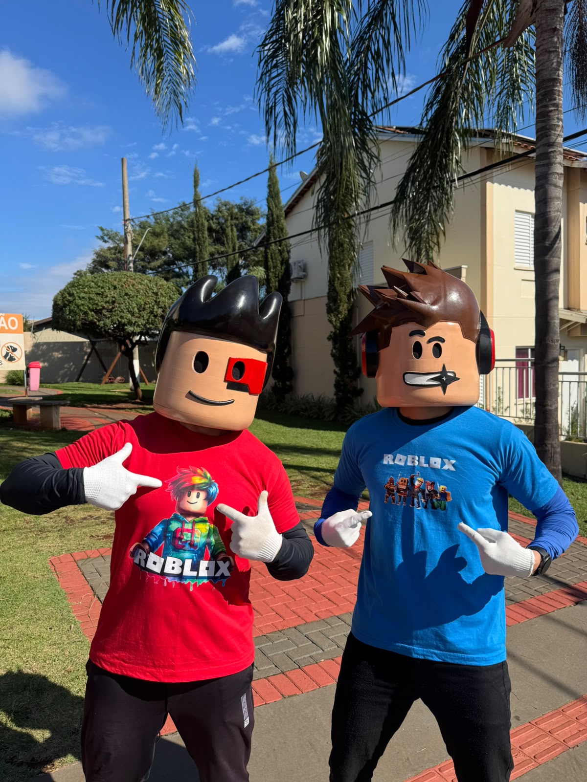 Dupla de personagens vivos animando evento ao ar livre